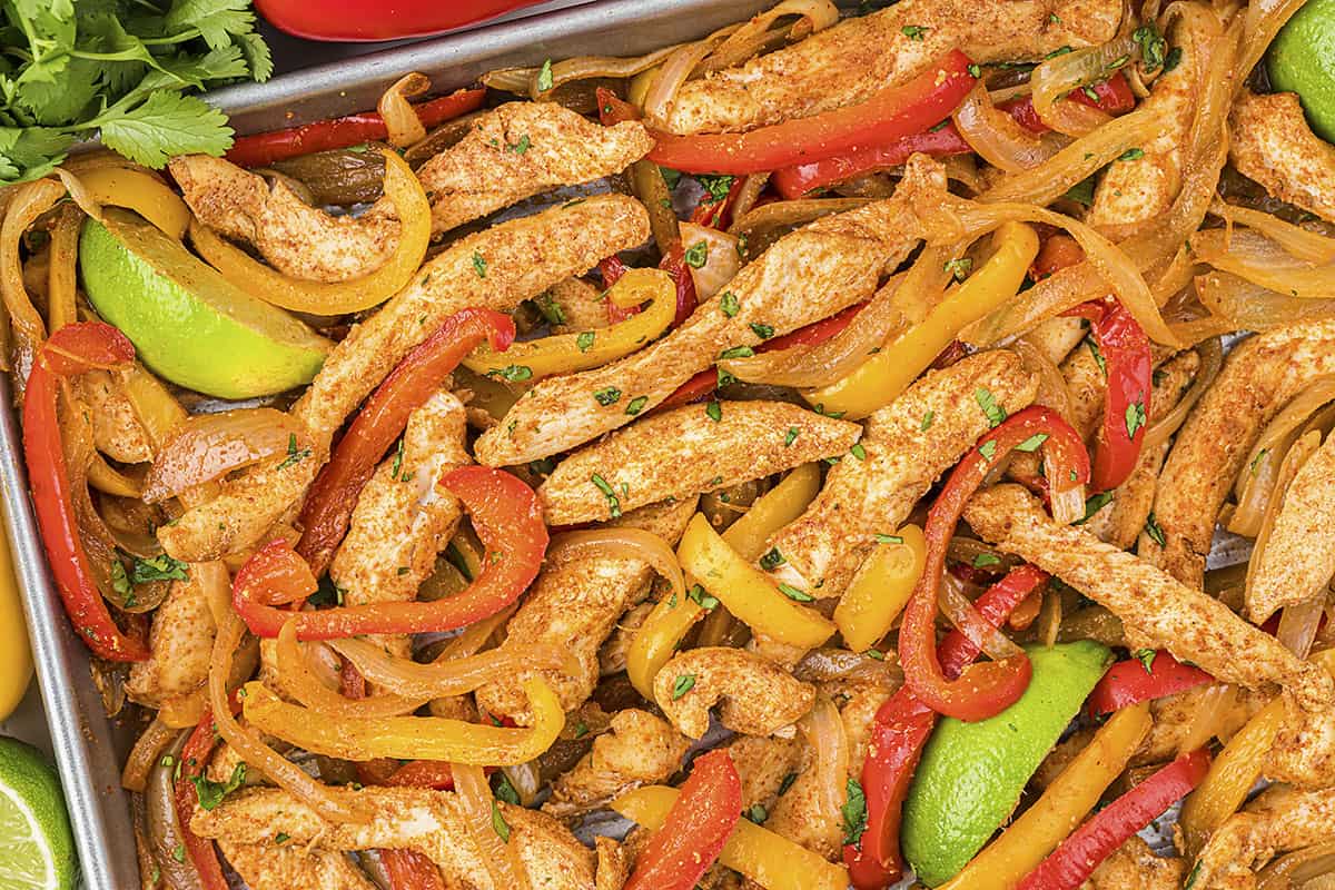 fajitas de pollo in white bowl