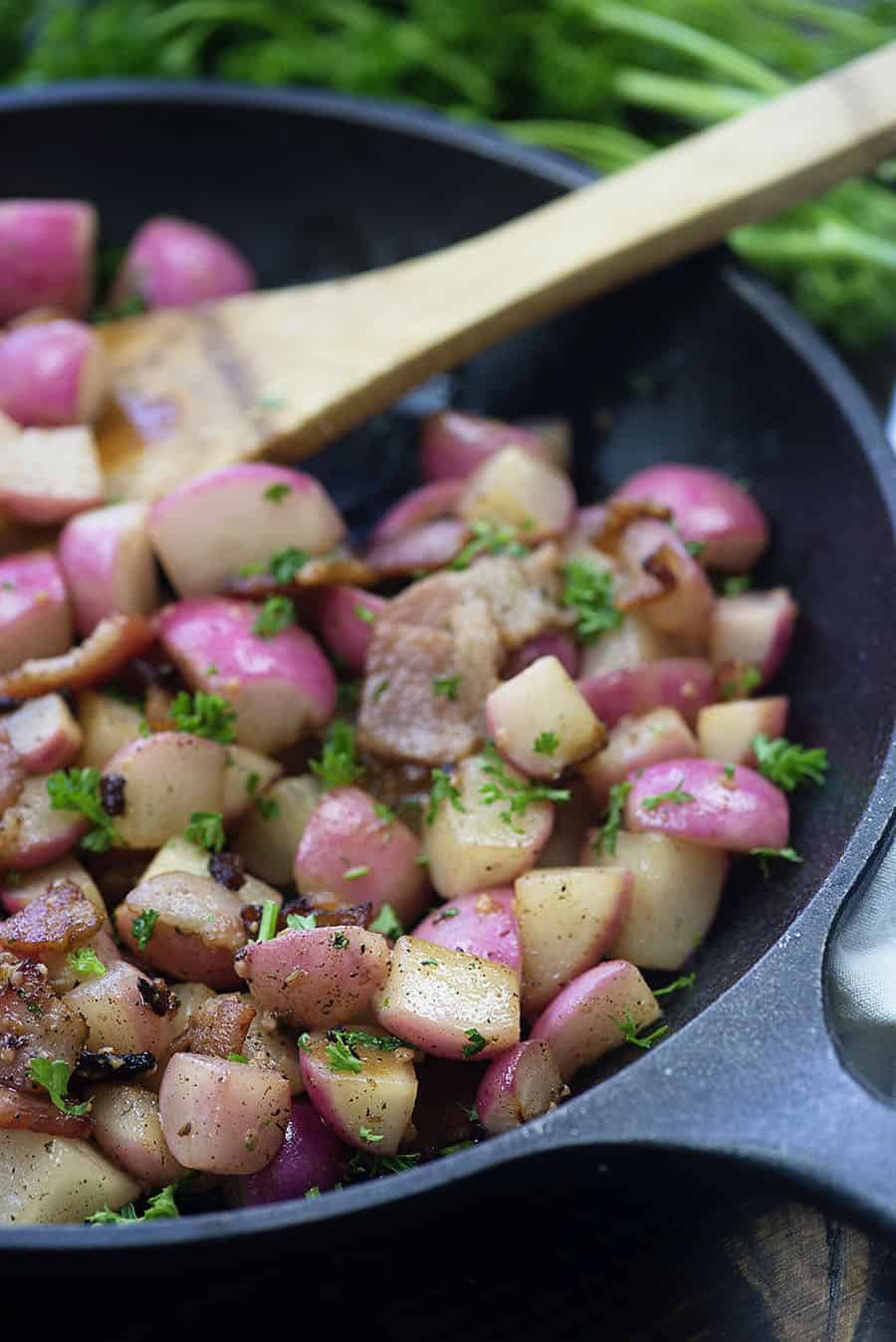 plat d'accompagnement à faible teneur en glucides de radis sautés