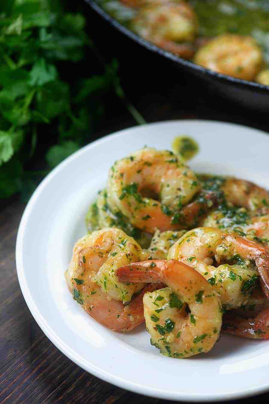 Ricetta di gamberi all'aglio su piatto bianco