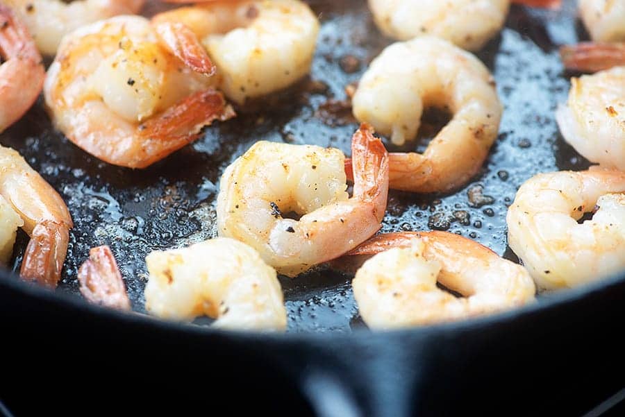 garnalen koken in gietijzeren braadpan