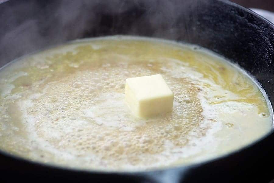 molho de manteiga de limão em frigideira de ferro fundido