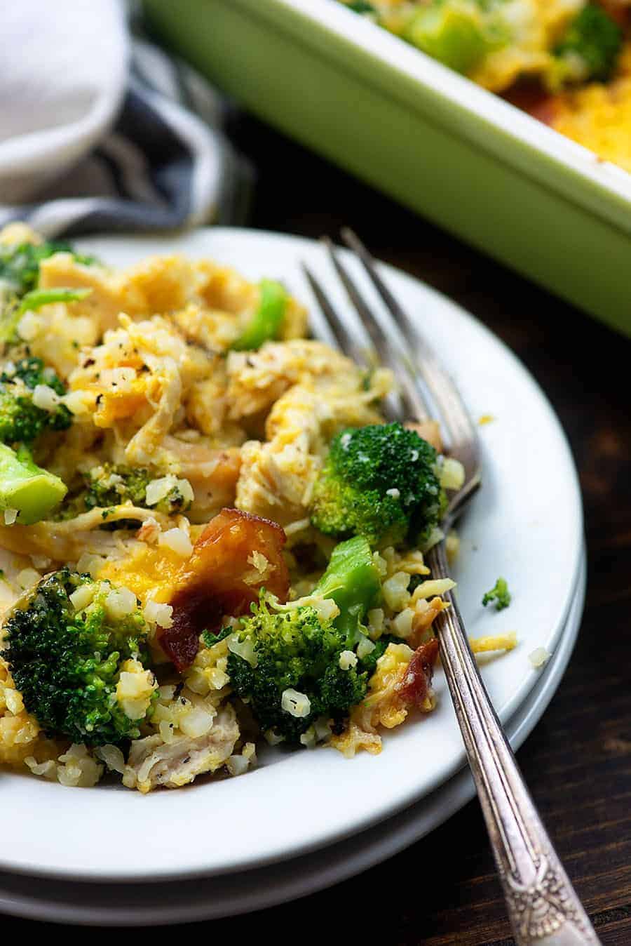 casserole de poulet à faible teneur en glucides sur une assiette blanche avec une fourchette vintage