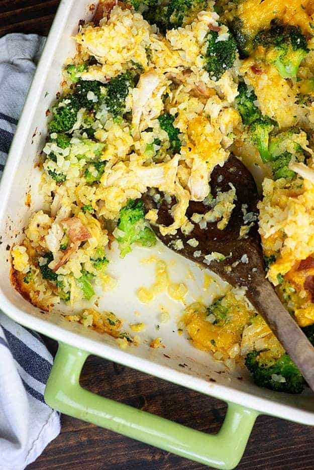 casserole de poulet céto dans un plat allant au four avec une cuillère en bois