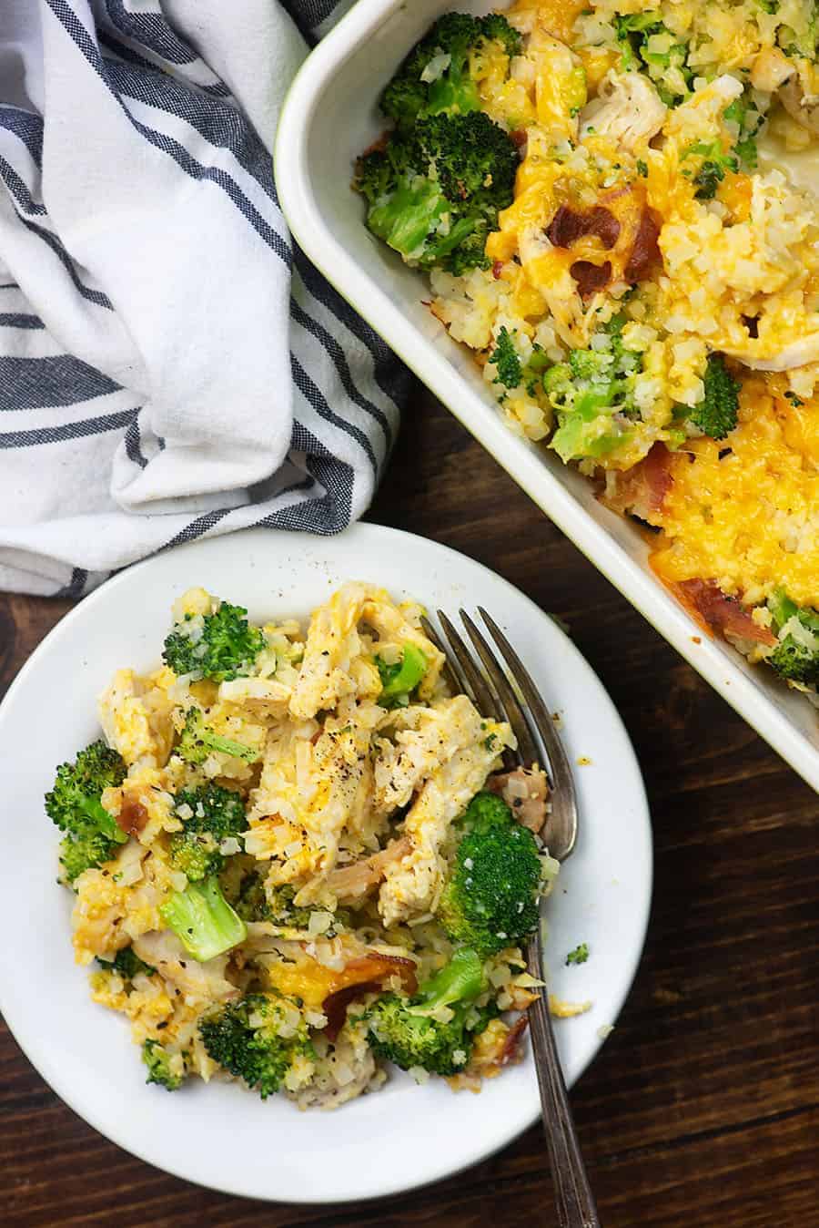 kip, bloemkool met rijst en broccoli ovenschotel op een witte plaat