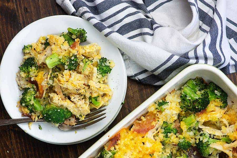 Low Carb Hähnchenauflauf mit Brokkoli und Speck auf weißem Teller