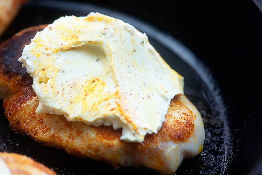 poulet étouffé au fromage à la crème dans une poêle