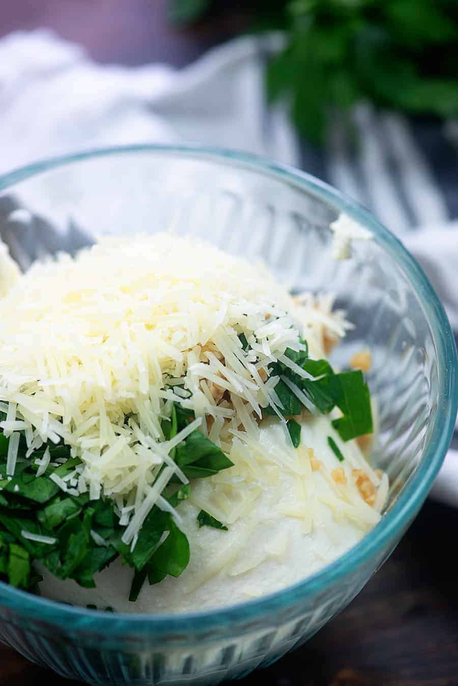 Ricotta mixture in glass bowl for lasagna