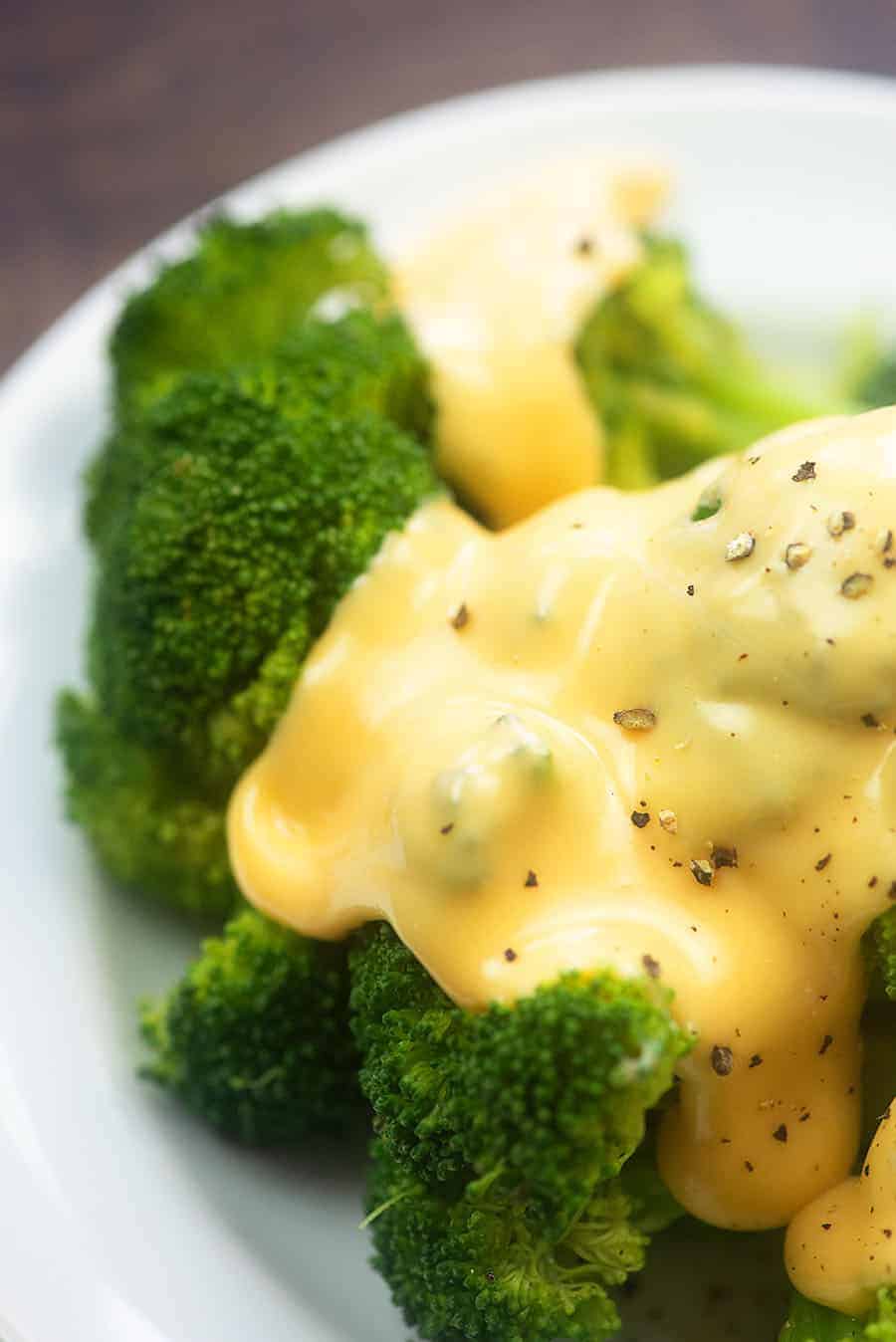 Salsa al formaggio che copre i broccoli.