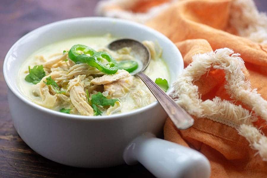 Receta de chile de pollo blanco bajo en carbohidratos en un bol blanco