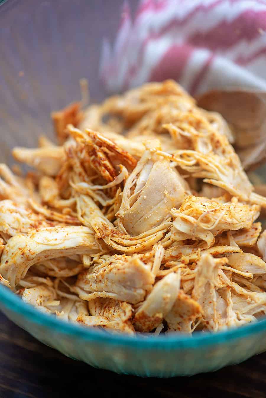 seasoned chicken in glass bowl