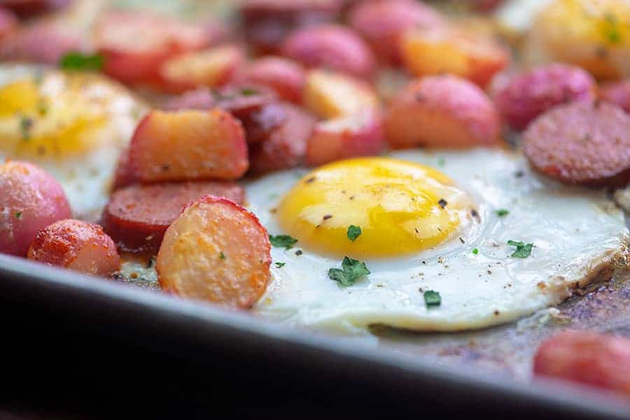 baking sheet with cooked egg and sausages