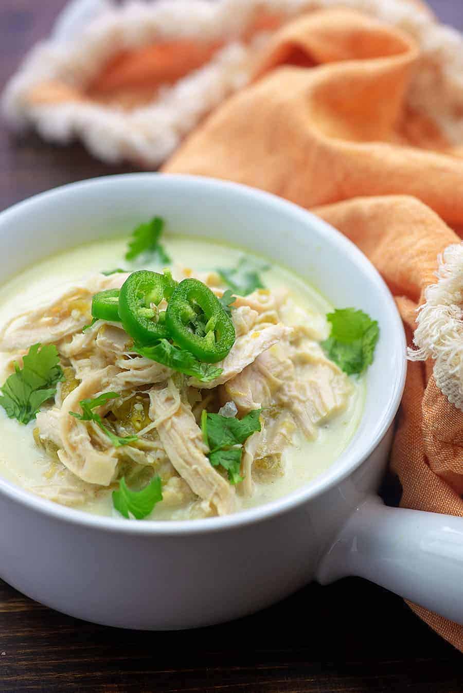 Huhn und Jalepenos in einer weißen Tasse