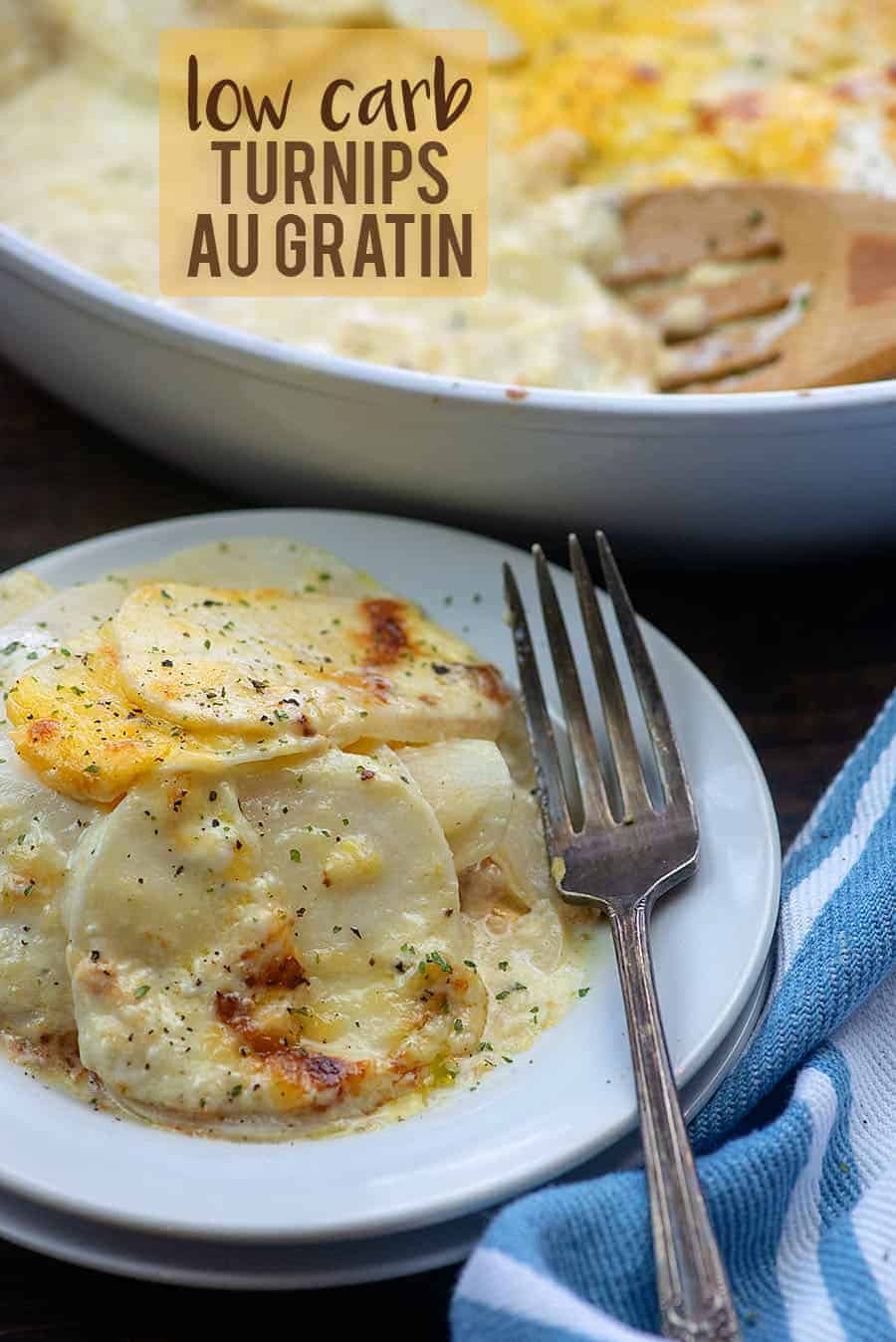 Käsige Rüben Rezept auf weißem Teller