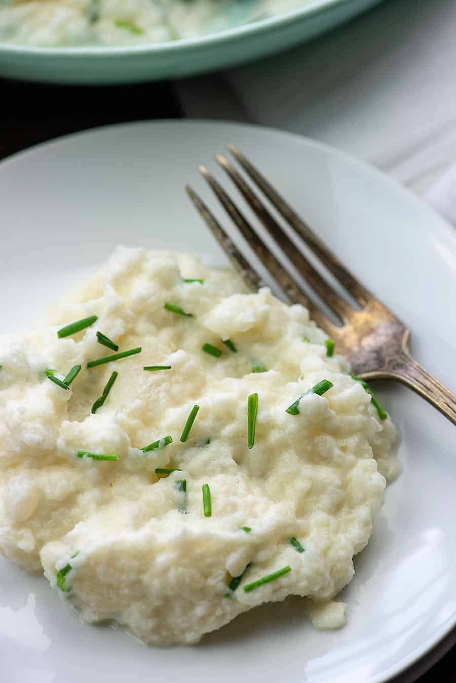 ricetta di rapa a basso contenuto di carboidrati su piatto bianco