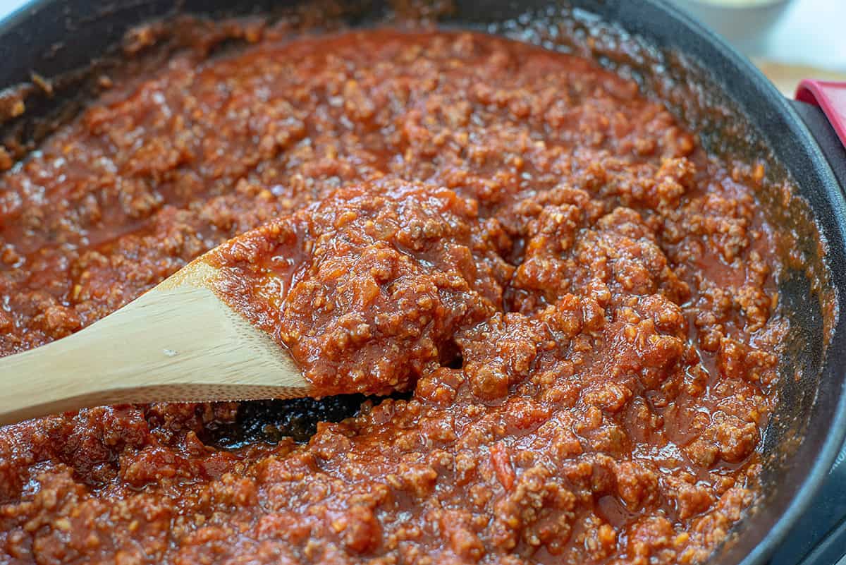 meat sauce in skillet.