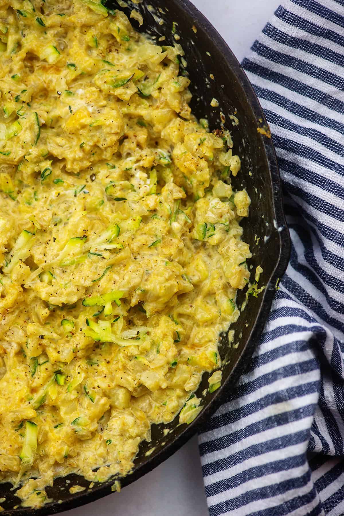 cursi calabacín coliflor receta en una sartén de hierro fundido