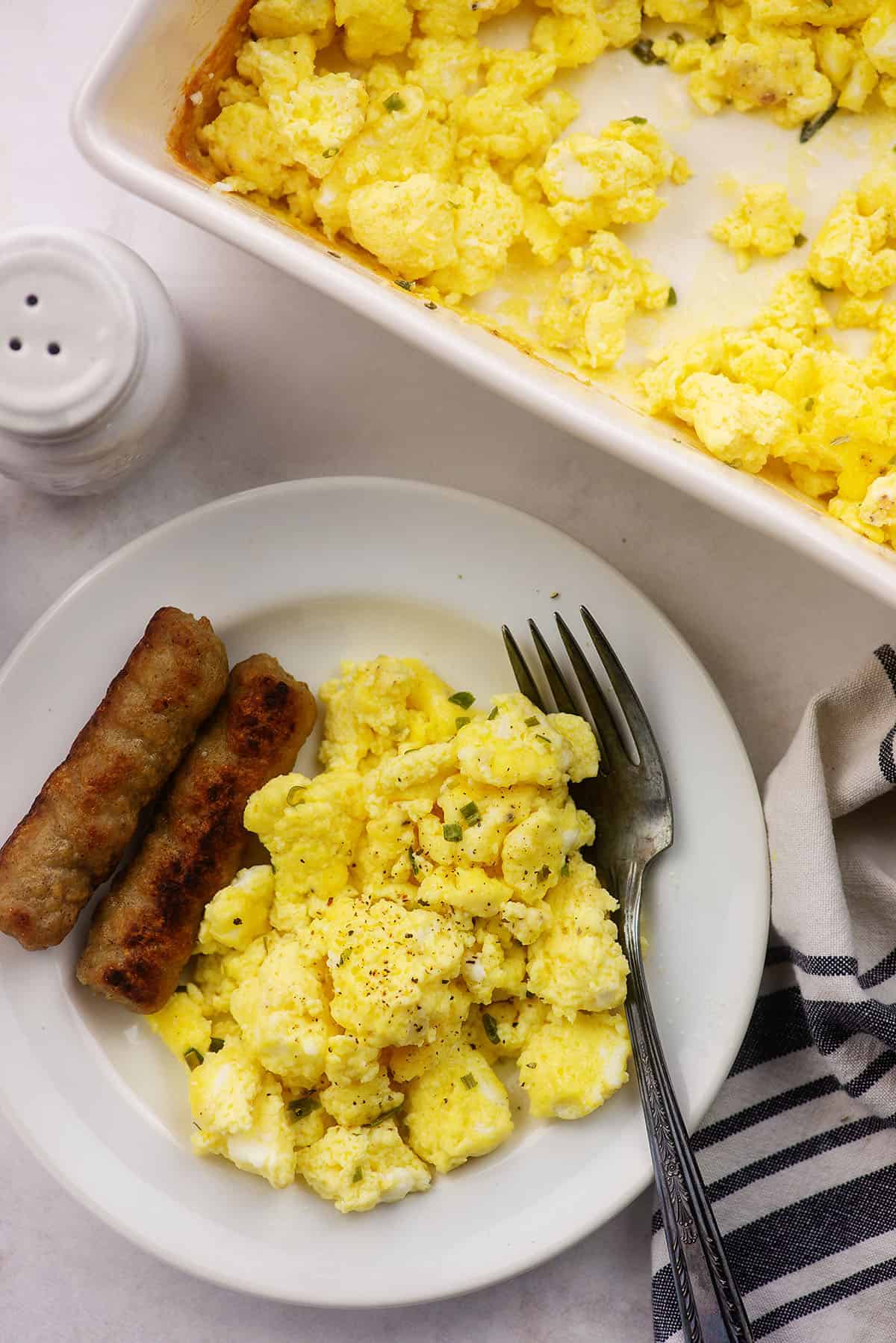 https://thatlowcarblife.com/wp-content/uploads/2020/05/how-to-make-scrambled-eggs-in-oven.jpg