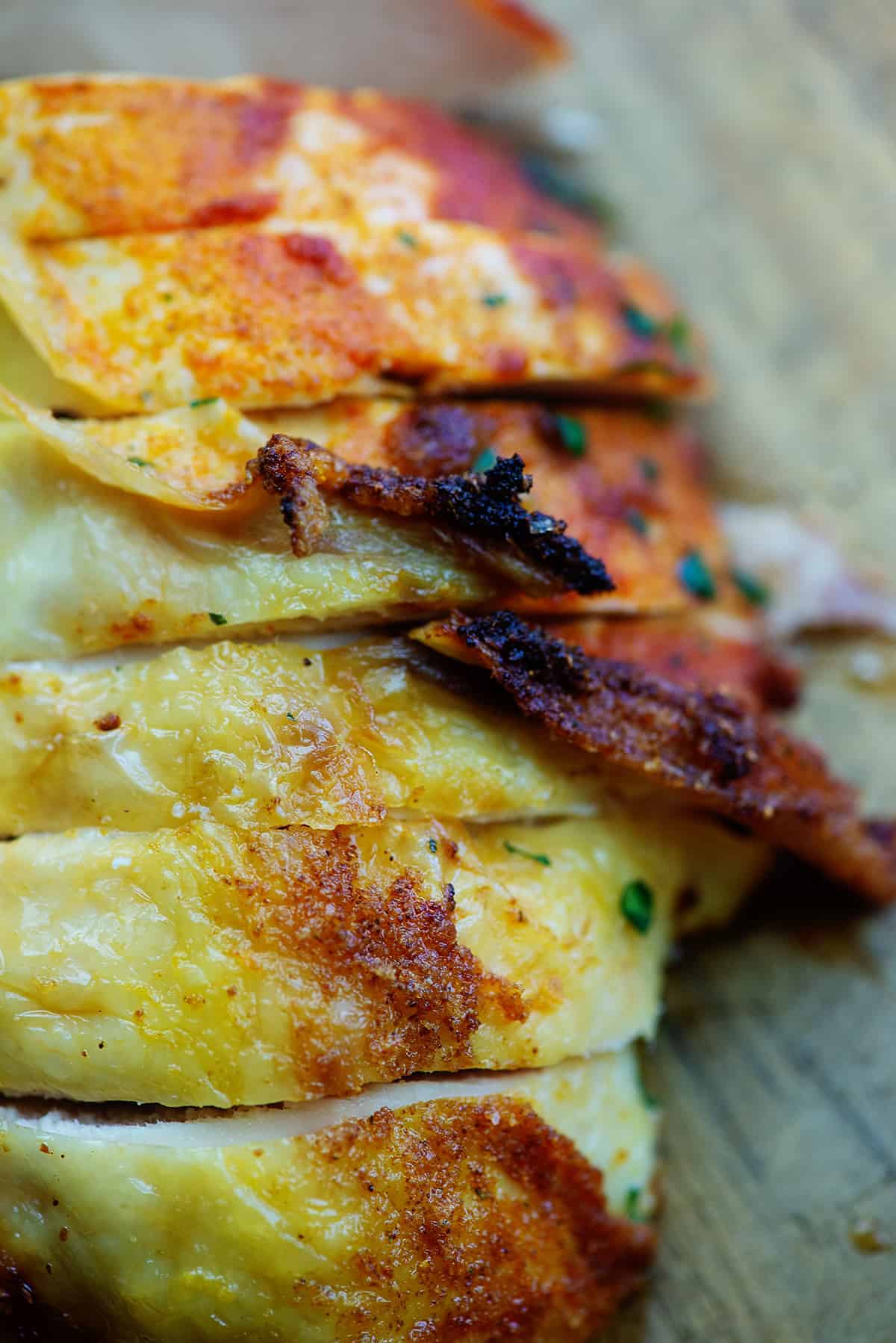 facile ricetta petto di pollo arrosto su tagliere di legno