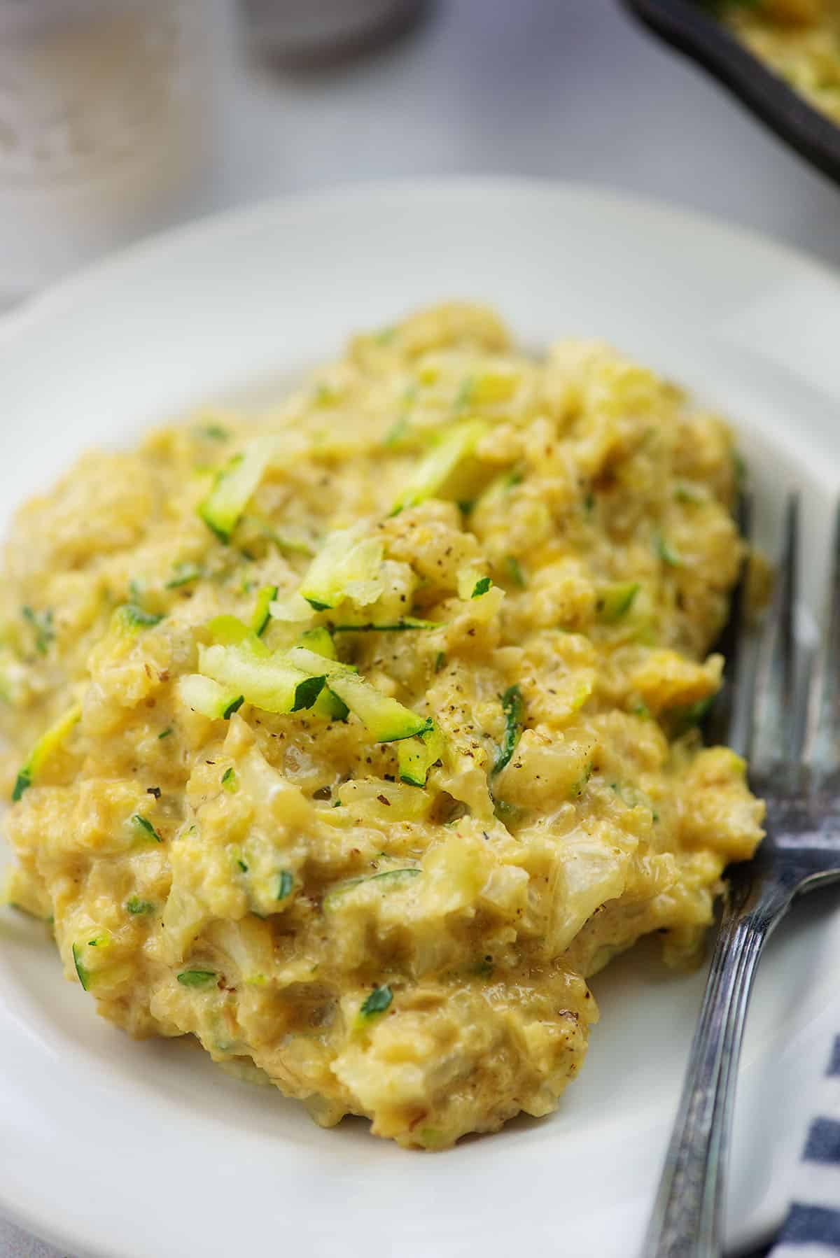  riz aux courgettes au fromage sur assiette blanche