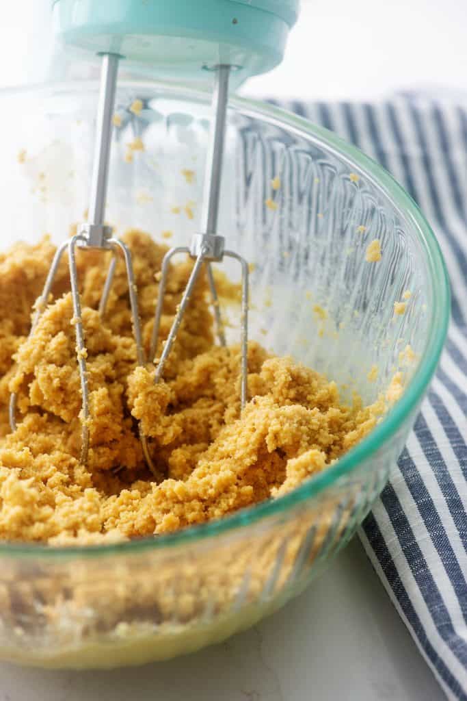 La masa de galletas bajas en carbohidratos en un bol de cristal.