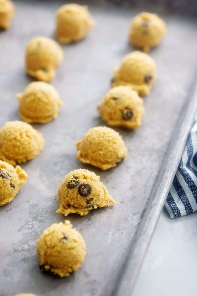 Bombas de grasa de masa de galletas de Keto en la bandeja del horno.