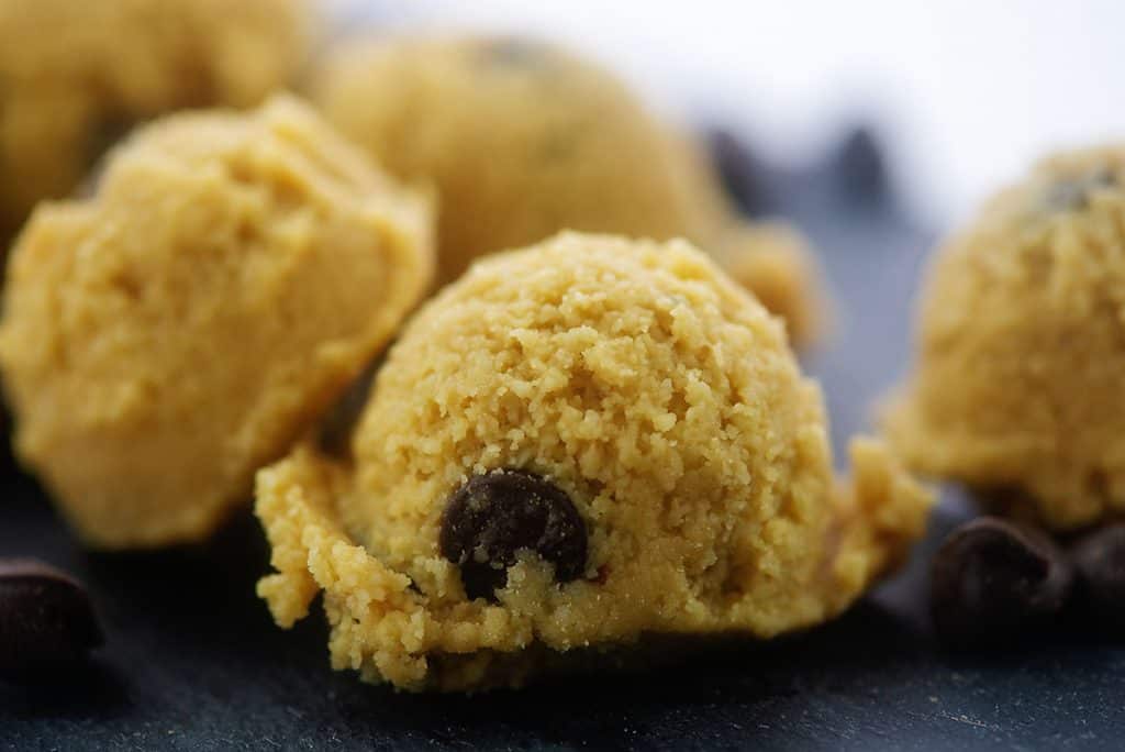 bomba di impasto per biscotti sulla lavagna di ardesia.