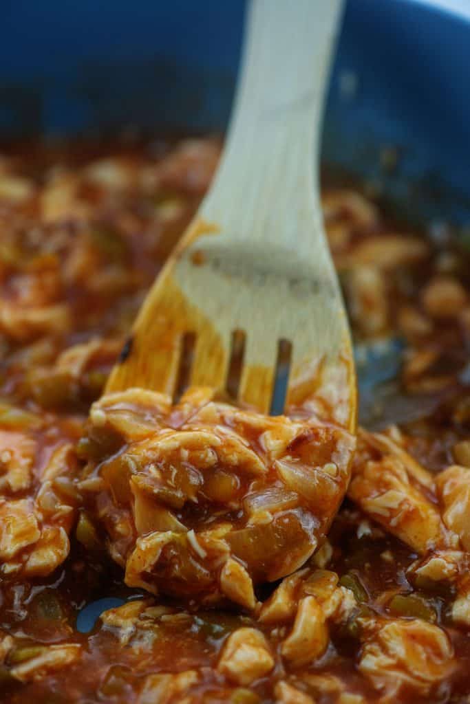 Keto Huhn Enchilada Füllung in der Pfanne.