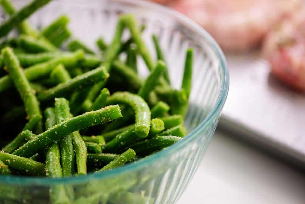 green beans in glass bowl.