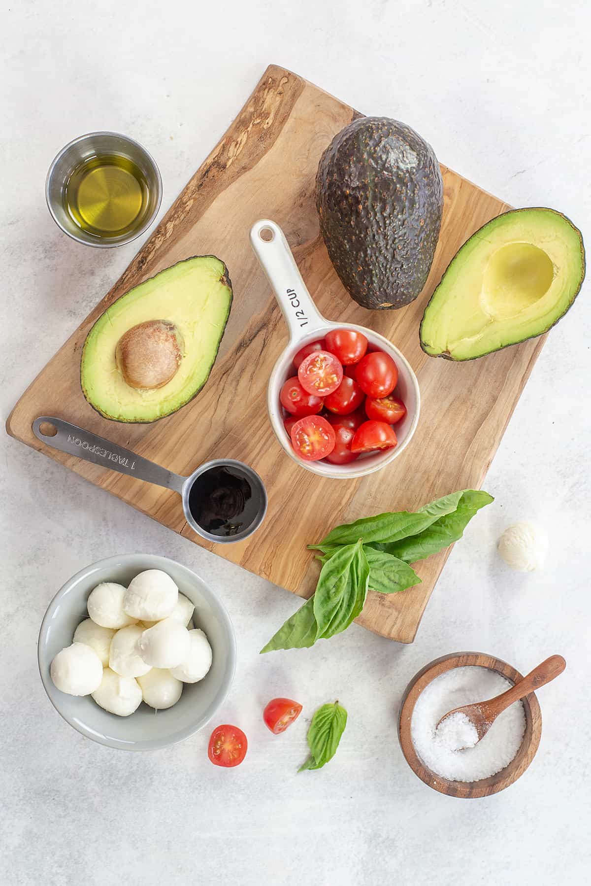 ingredients for caprese stuffed avocado recipe.