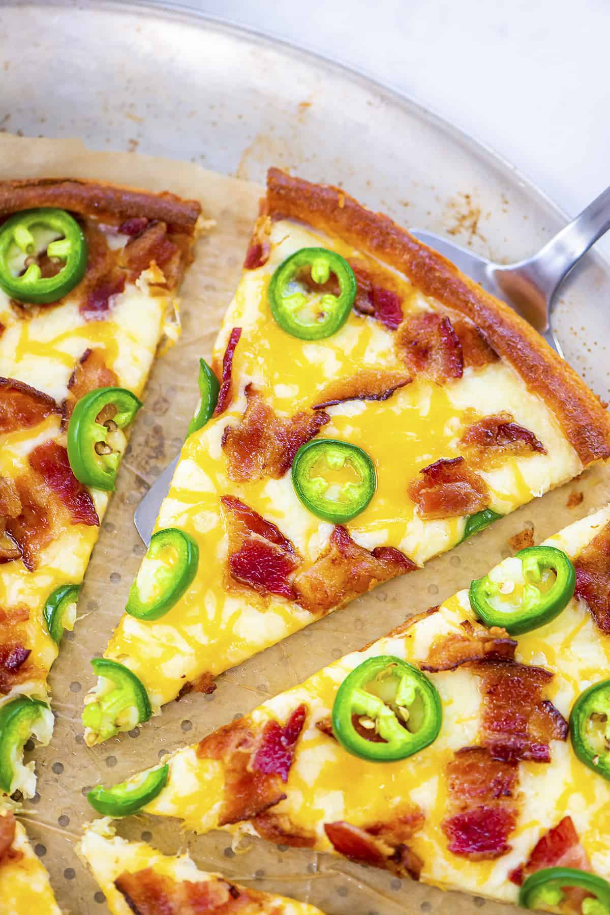 Jalapeno popper pizza on pan.