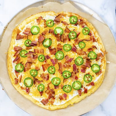 Jalapeno popper pizza on pizza pan.