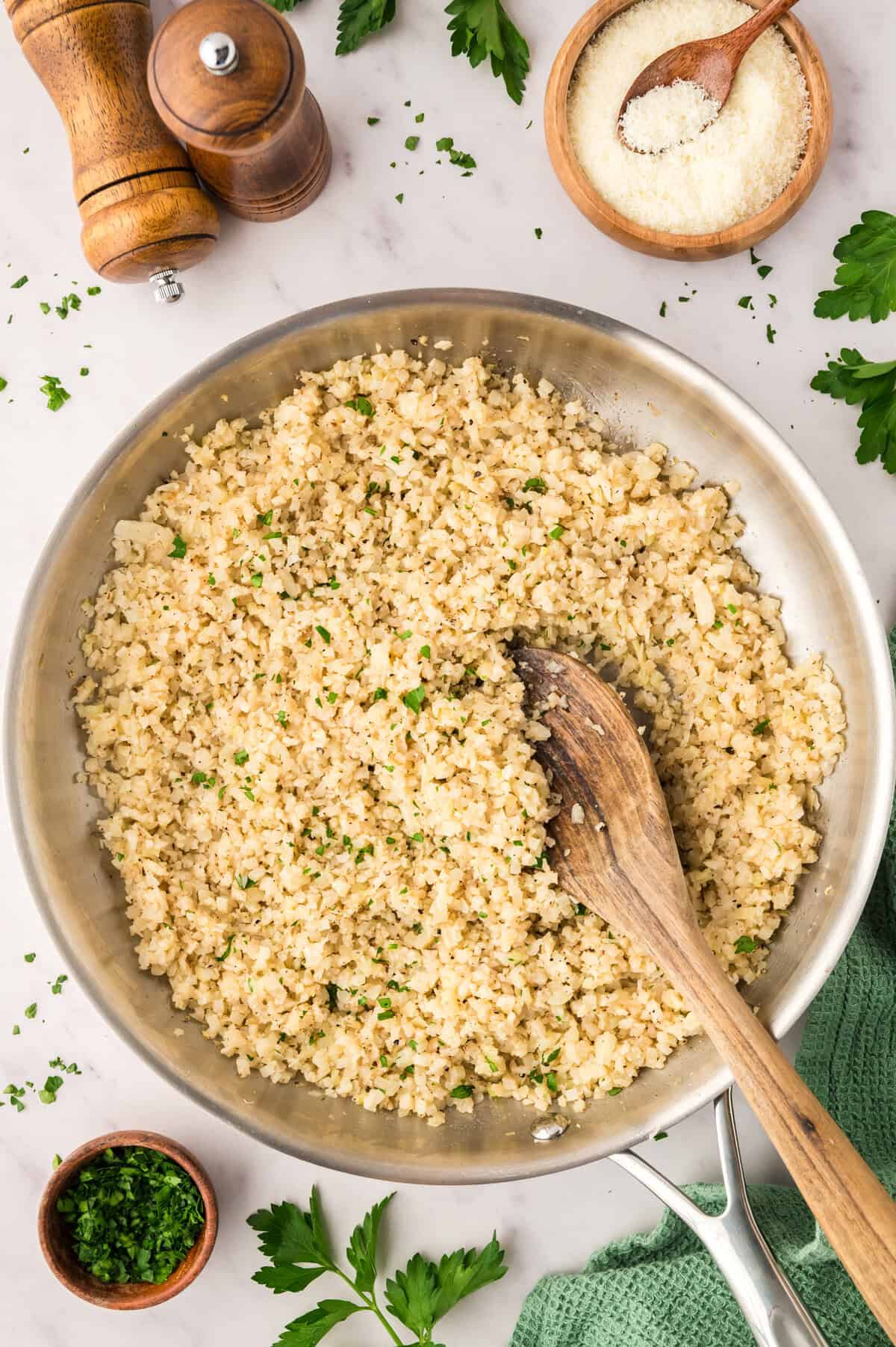 Skilet full of cacio e pepe cauliflower rice recipe.